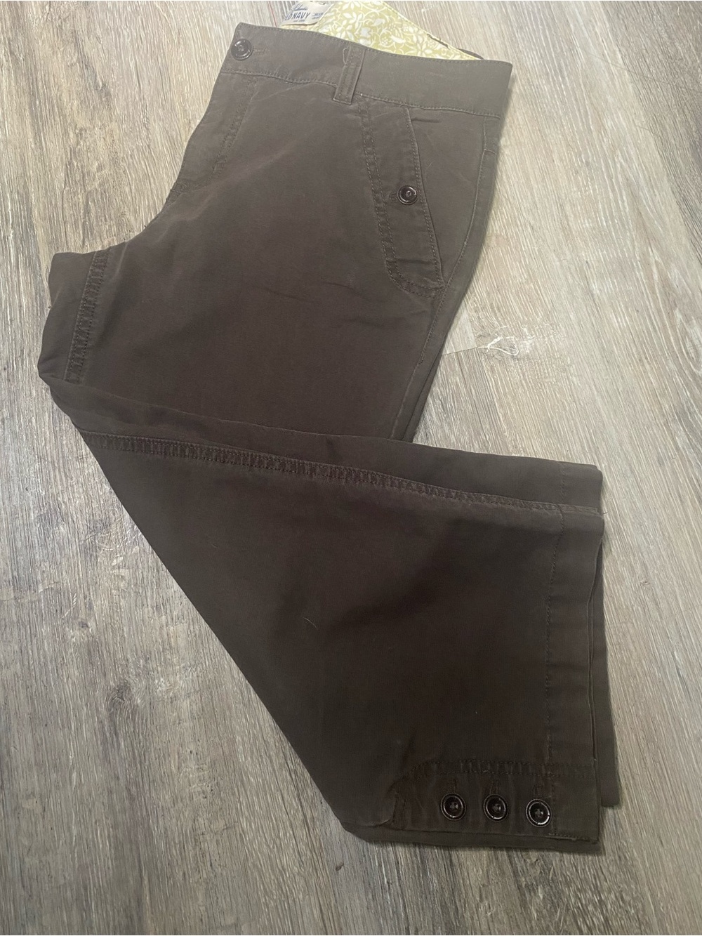 Women’s Old Navy brown cropped capri pants 4 pockets. Size 8